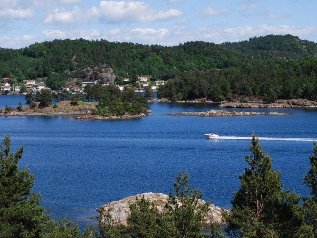 Båt på hav ved strand